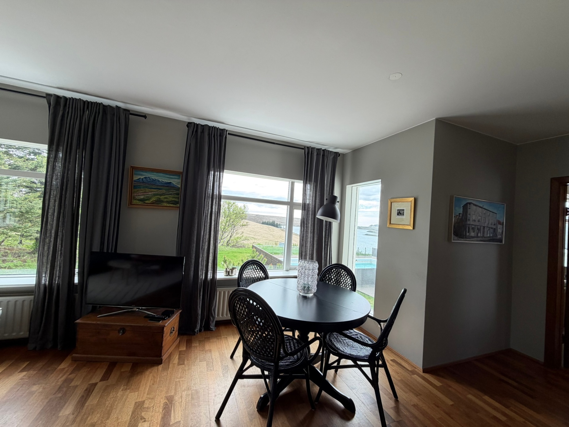 Dining nook overlooking the pool